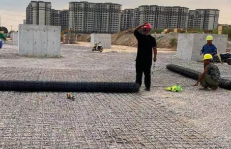 巨鹿土工格栅铺设前地基要怎么处理？