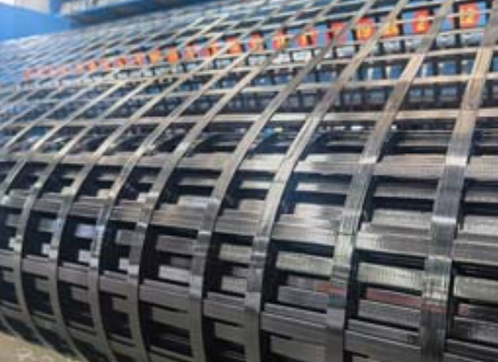 巨鹿钢塑土工格栅：基建“隐形脊梁”的绿色智造与长寿命进化论